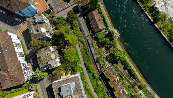 Les espaces bleus-verts, comme la zone bordant la Limmat à proximité du centre-ville de Zurich, rafraîchissent l’environnement et contribuent à atténuer les effets du réchauffement climatique (istock, Michael Derrer Fuchs).