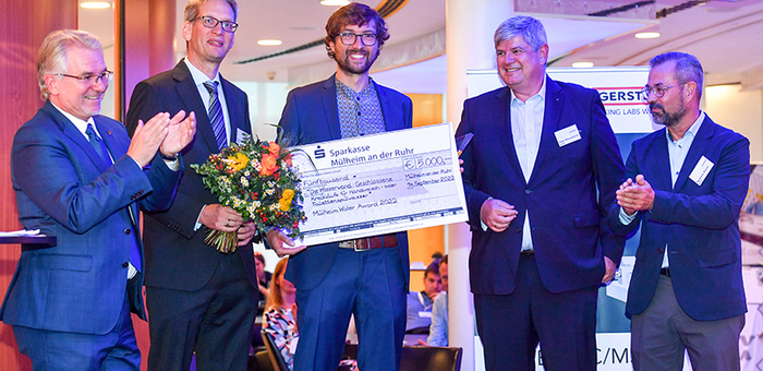 Michel Riechmann (in der Mitte) nimmt von Marc Buchholz (ganz links), Oberbürgermeister der Stadt Mülheim an der Ruhr, den Mülheim Water Award für die Autarky Handwaschstation entgegen. (Foto: IWW Zentrum Wasser)