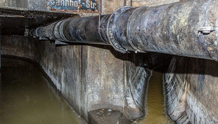 Trennkanalisation unter der Bahnhofstrasse in Zürich: Die Kanäle transportieren Schmutzwasser zur Kläranlage. Über das Rohr wird Regenwasser abgeführt. (Bild: Max Maurer / ETH Zürich)