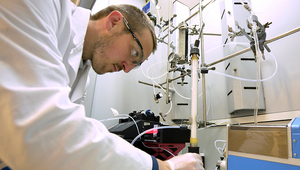 Fig. 1: In the laboratory, scientist Tony Merle tests the novel membrane-based process for ozonation of bromide-containing water: ozone gas fed into a glass reactor diffuses into the water through PTFE membranes. Photo: Andres Jordi, Eawag