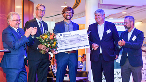 Michel Riechmann (in der Mitte) nimmt von Marc Buchholz (ganz links), Oberbürgermeister der Stadt Mülheim an der Ruhr, den Mülheim Water Award für die Autarky Handwaschstation entgegen. (Foto: IWW Zentrum Wasser)