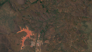 Das Gebiet der Catoca Mine auf einer Satellitenaufnahme von Sentinel-2. In der rechten Bildhälfte, am oberen Rand ist der Tshikapa-Fluss zu sehen, der von Süden nach Norden fliesst und sich verfärbt, sobald der Abfluss der Mine ihn erreicht. (Quelle: Copernicus Sentinel data, 30.7. 2021, processed by Sentinel Hub)