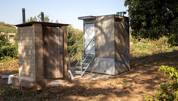 Feldtest der Blue Diversion Autarky Toilette (rechts) neben einer bestehenden Trockentoilette mit Urinseparierung (links) in einem Garten in Durban, Südafrika; Foto: Autarky, Eawag
