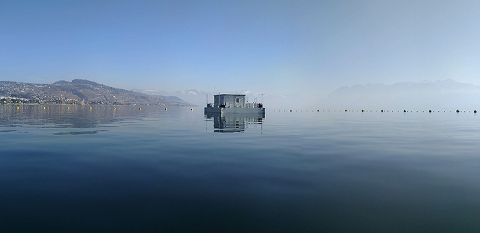 Das schwimmende Forschunglabor LéXPLORE (Foto: Damien Bouffard, Eawag)