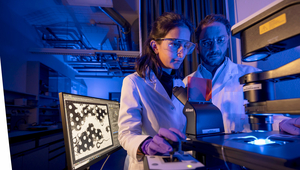 Die Eawag-Mitarbeitenden Brian Sinnet, Michael Plüss und Pascal Rünzi bei der Vorbereitung einer Thermistormesskette, die Temperatur, Druck und Trübung in Gletscherseen misst. (Foto: Tobias Ryser)