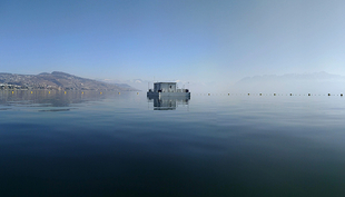 Das schwimmende Forschunglabor LéXPLORE (Foto: Damien Bouffard, Eawag)