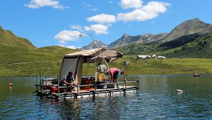 Collection of water samples from Lake Cadagno (canton of Ticino, 1920 m asl). (Photo: Eawag, Helmut Bürgmann)