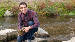 Florian Altermatt, Ausserordentlicher Professor der Universität Zürich, beschäftigt sich unter anderem mit der Biodiversität in Gewässern. (Foto: Uni Zürich)