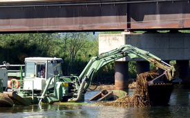 Les plantes aquatiques flottantes sont retirées sur un pont au-dessus de la centrale hydraulique «Kafue Gorge Power Station». (Photo: RS Winton)