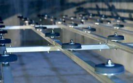Ozonation is a proven method for removing trace substances from water. In the picture: Ozone diffusers at the Neugut WWTP in Dübendorf. (Photo: Aldo Todaro, Eawag)