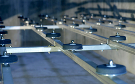 L’ozonation est une méthode éprouvée pour éliminer les composés traces organiques de l’eau. Sur la photo: des diffuseurs d’ozone à la STEP Neugut de Dübendorf. (Photo: Aldo Todaro, Eawag)