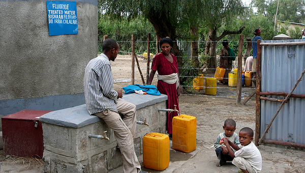 Safe drinking water: fluoride is removed by a community filter installed in the Ethiopian village of Wayo Gabriel. (Photo: Eawag)