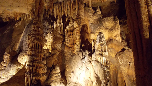 Des milliers et des milliers d'années d'histoire du climat ont été archivées dans des stalactites. (pxhere/cc)