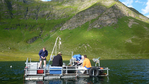 Prélèvements au lac de Cadagno dans le canton du Tessin dans le sud de la Suisse. (Photo: Jana Milucka, MPI-Bremen)