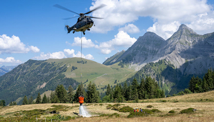 L'été sec de 2022 a conduit à des solutions non conventionnelles - comme l'approvisionnement en eau d'un alpage près de Grandvillard/FR avec des hélicoptères de l'armée. (Image : DDPS, Jonas Kambli) 
