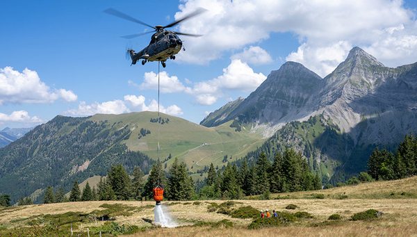 Der trockene Sommer 2022 führte zu unkonventionellen Lösungen – wie die Wasserversorgung einer Alp bei Grandvillard/FR mit Armeehelikoptern. (Bild: VBS, Jonas Kambli) 