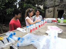 Chercheurs vietnamiens et suisses préparent des échantillons de l’eau dans les quartiers périphériques de Hanoi (© Eawag)