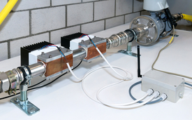Der Prototyp des Adawim-Sensors in der Eawag-Versuchshalle. (Foto: Patrick Cipriani / ZHAW)