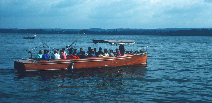 Recherche et formation - le bateau de l'Eawag Forch en 1979 avec un cours de limnologie sur le Greifensee. (Photo : archives de l'Eawag)