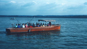 Recherche et formation - le bateau de l'Eawag Forch en 1979 avec un cours de limnologie sur le Greifensee. (Photo : archives de l'Eawag)