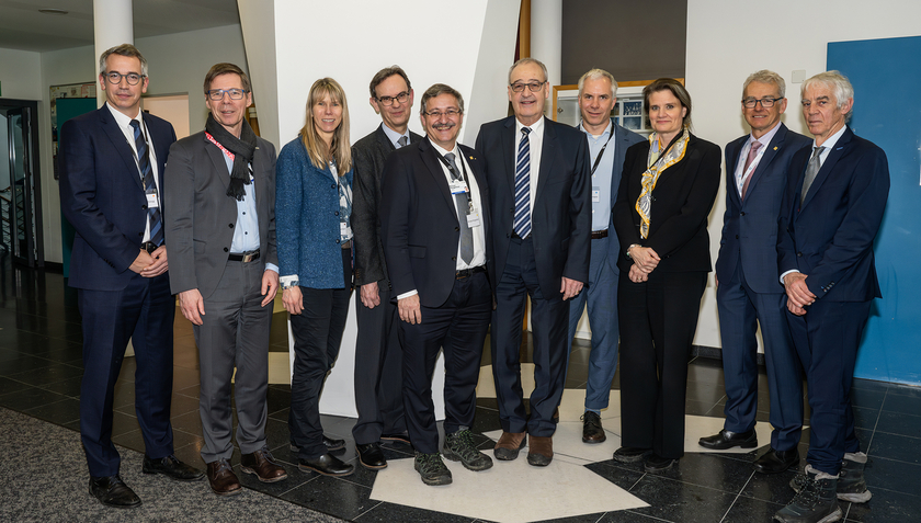 Hoher Besuch (v.l.n.r.): PSI-Direktor Christian Rüegg, ETH-Zürich-Präsident Joël Mesot, Empa-Direktorin Tanja Zimmermann, Christoph Hegg, Acting Director der WSL, ETH-Rats-Präsident Michael Hengartner, Bundesrat Guy Parmelin, Eawag-Direktor Martin Ackermann, Staatssekretärin für Bildung, Forschung und Innovation Martina Hirayama, SLF-Leiter Jürg Schweizer, EPFL-Präsident Martin Vetterli. (Foto: Luzia Schär)