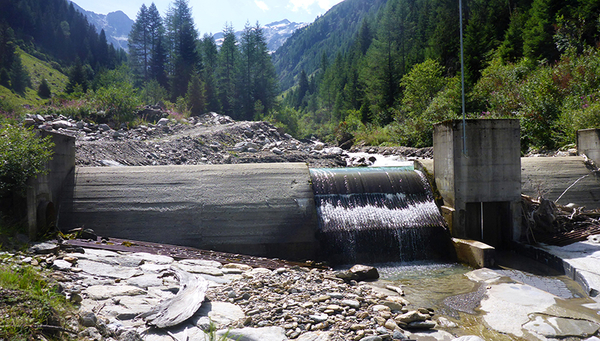 On the Blinnenbach stream near Reckingen (canton of Valais), connectivity is disrupted by the weir of the Wannebode hydropower plant. (Photo: Eawag)
