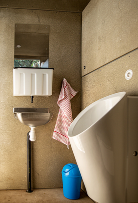 Urinal und Waschbecken im Blue Diversion Autarky Toilettenhäuschen in Durban. Die Trenntoilette ist nicht zu sehen. Foto: Autarky, Eawag