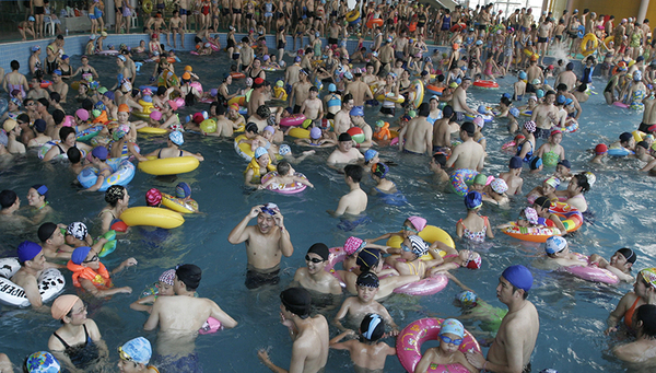 L'affluence des baigneurs fait monter les concentrations de trichloramine dans l'eau. Sur la photo, une piscine couverte à Wuxi, en Chine. (Photo: Sinopictures)