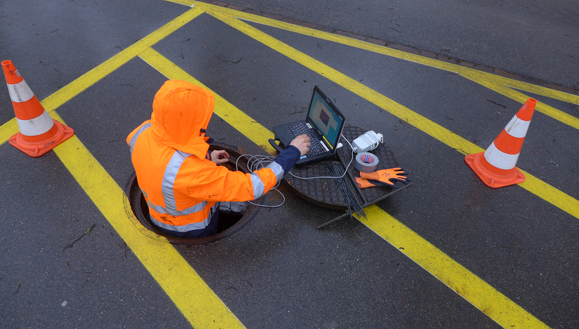 Nel laboratorio da campo di idrologia urbana a Fehraltorf nel Canton Zurigo, numerosi sensori forniscono costantemente dati relativi alle precipitazioni, al deflusso e ai livelli idrici. Su questa base, i ricercatori e le ricercatrici possono modellizzare come evitare il sovraccarico dell’impianto di depurazione in caso di pioggia intensa e come invece trattenere l’acqua per promuovere la biodiversità e abbassare la temperatura nei periodi di forte caldo («città spugna») (Foto: Eawag).