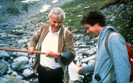 Werner Stumm and Jerry Schnoor during field work on an "acidic" lake in Ticino. (Photo: Eawag)