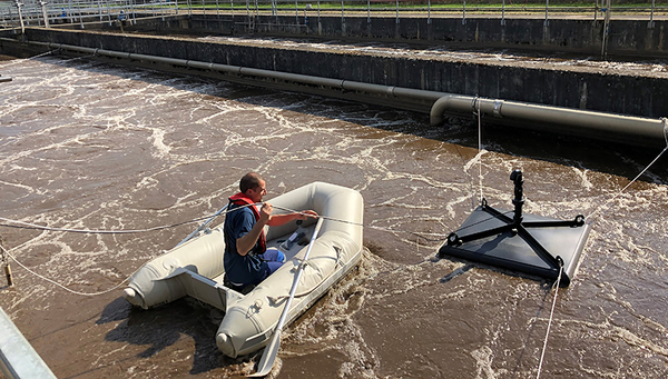 Eawag researcher Wenzel Gruber undertaking some maintenance work on the measurement system at the Moossee Urtenenbach WTP. (Photo: Andrin Moosmann)