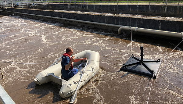 Le chercheur de l’Eawag, Wenzel Gruber lors de travaux de maintenance du dispositif de mesure de la STEP Moossee Urtenenbach. (Photo: Andrin Moosmann)