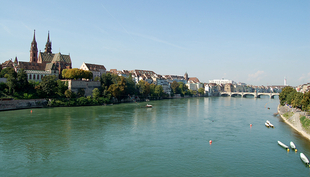 Selbst über 100km stromabwärts, in Basel, konnten die Forschenden die Produktionsmuster der Pharmafirma nachweisen. (Foto: Norbert Aepli, CC BY)