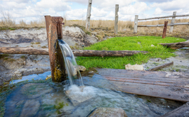 Les eaux souterraines sont contaminées par des polluants dans certaines régions du monde. De nouvelles méthodes d'évaluation des données spatiales devraient fournir des informations sur les zones à risque potentiel. (Photo: istock)