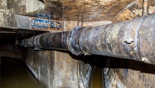 Canalisation sous la Bahnhofstrasse à Zurich : Les canaux transportent les eaux résiduaires vers la station d'épuration. Les eaux pluviales sont évacuées via le tuyau. (Photo : Max Maurer, Eawag, ETH Zurich)