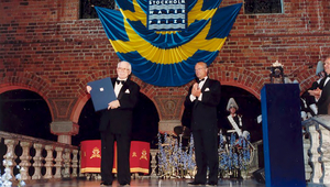 En 1999, Jim Morgan (à gauche) et l’ancien directeur de l’Eawag Werner Stumm (à titre posthume), ont reçu le Prix de l’eau de Stockholm qui leur a été remis par le roi de Suède Charles XVI. Gustave. (Photo: Caltech Archives)