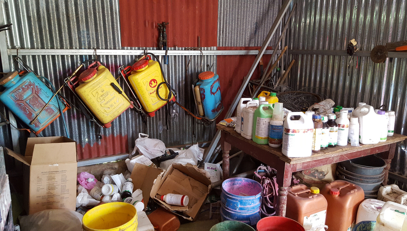 Spritzgeräte und Pestizide in einem Schuppen in der Region Zarcero, Costa Rica. (Foto: Samuel Fuhrimann, Swiss TPH)