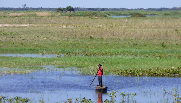 Fischer auf der Barotse-Überschwemmungsebene, eines der grossen Feuchtgebiete Afrikas am Fluss Sambesi (Foto: R. Scott Winton)