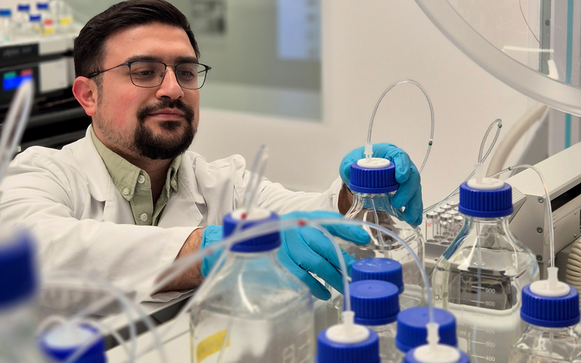 Marco Franco, the study’s first author, during chemical analysis of pollutants after biotransformation studies with different fish species (Photo: K. Olajide, Eawag).