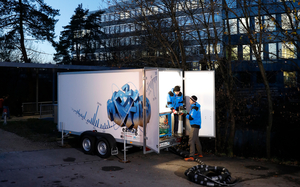Le laboratoire mobile d’analyse de l’eau de la Chriesbach devant l’Eawag à Dübendorf. (Photo: Eawag, Aldo Todaro)