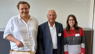 The two prizewinners Julie Conrads (left) and Joana Santos (right) accepting their award during the Swiss Geoscience Meeting. In the centre Friedrich Jüttner, President of the Hydrobiology-Limonology Foundation for Aquatic Research (Photo: Natacha Tofield-Pasche).