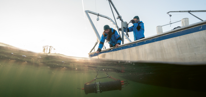 Eawag researchers Ewa Merz and Thea Kozakiewicz during field work on Lake Greifen (ZH). The underwater camera Aquascope records the tiny creatures in Lake Greifen in real time. (Photo: Jonas Steiner)