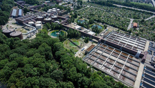 While wastewater treatment essentially represents a barrier to the spread of antibiotic resistance genes, these genes are enriched in relative terms at WWTPs. (Photo: Werdhölzli WWTP)