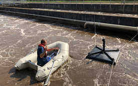 Eawag researcher Wenzel Gruber undertaking some maintenance work on the measurement system at the Moossee Urtenenbach WTP. (Photo: Andrin Moosmann)