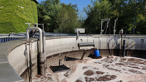 La hotte noire de mesure permet de prélever un échantillon des effluents gazeux émis lors du traitement des eaux putrides à la STEP du lac de Thoune afin de déterminer le niveau d’émission de gaz hilarant. (Photo: Christoph Dieziger, AWEL)