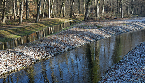 L'étude se base entre autres sur des mesures effectuées dans la zone de Hardwald, près de Bâle, où la nappe phréatique est enrichie par l'eau pré-épurée du Rhin et où environ 15 millions de mètres cubes d'eau potable sont produits chaque année pour toute la région. (Photo : Hardwasser AG)