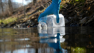 Prélèvement très simple d'un échantillon d'eau pour l'analyse de l'ADN environnemental (Photo : Eawag, Elvira Mächler) 