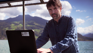 Damien Bouffard taking measurements on Lake Zug. (Photo: Oscar Sepúlveda Steiner, Eawag)