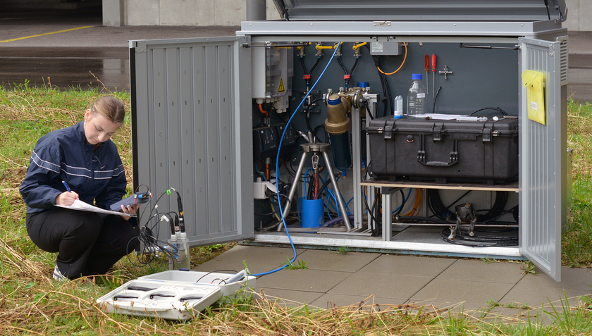 An drei Beobachtungsbrunnen wird das Grundwasser im Zu- und Abstrom des Hochtemperatur-Speichers überwacht (Foto: Peter Penicka, Eawag). An drei Beobachtungsbrunnen wird das Grundwasser im Zu- und Abstrom des Hochtemperatur-Speichers überwacht (Foto: Peter Penicka, Eawag).