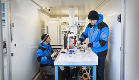Der Umweltingenieur Christoph Ort und der Umweltchemiker Heinz Singer im Inneren des MS2field. (Foto: Aldo Todaro, Eawag)